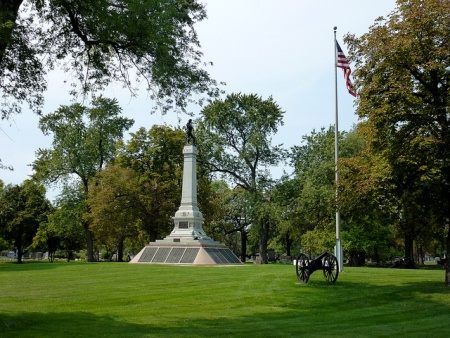 Memorial to the Confederate dead at Confederate Mound.