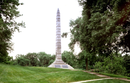 Monument to Confederate dead at North Alton Confederate Cemetery.