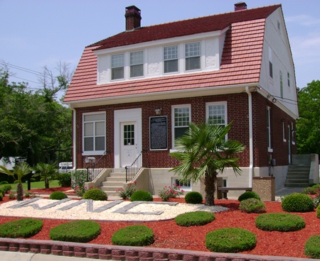 Superintendent's lodge at Wilmington National Cemetery. Superintendent's lodge at Wilmington National Cemetery.
